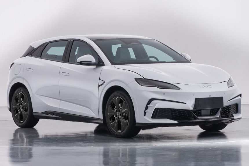 Première image de la BYD Seal 06 GT, un véhicule électrique compact destiné au marché européen