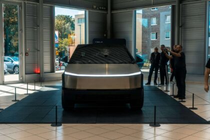 Elon Musk fait un clin d’œil à l’arrivée possible d’un «Cybertruck international»
