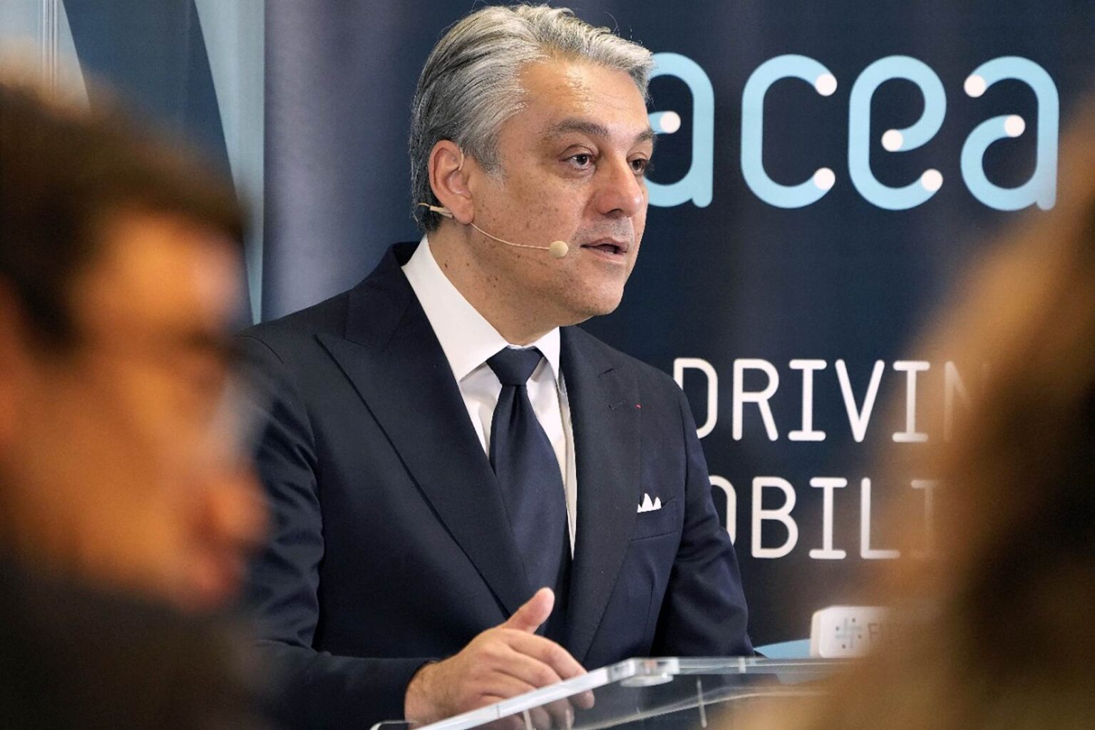 Les constructeurs automobiles européens s’adressent à l’EU pour continuer à vendre des voitures à moteur à combustion